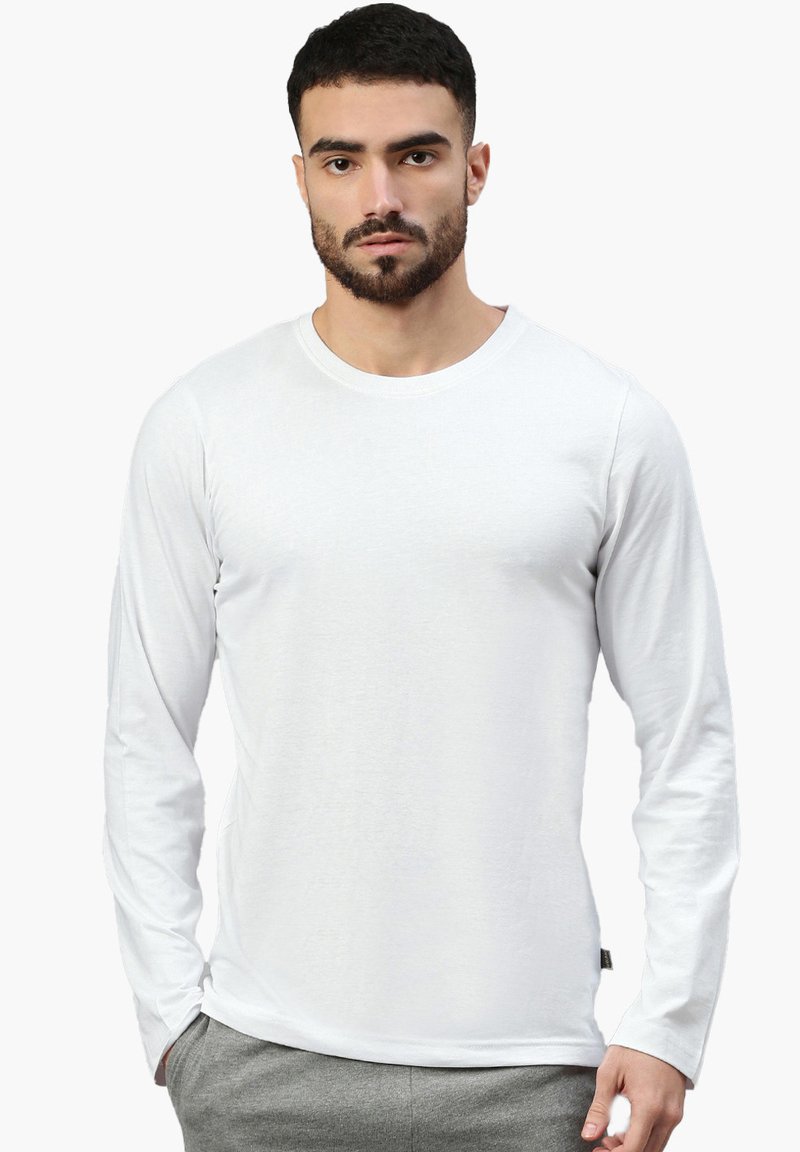 Langärmliges weißes T-Shirt aus leichtem Stoff, mit rundem Ausschnitt und figurbetontem Schnitt. Keine sichtbaren Muster oder Grafiken.