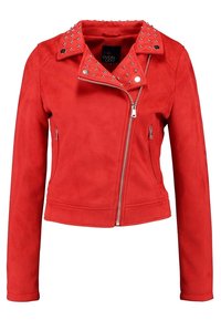 Veste de moto en faux daim rouge avec des clous argentés sur le col, fermeture éclair asymétrique et deux poches latérales. Texture lisse et coupe ajustée.