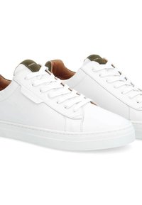 Weiße Leder-Sneaker mit strukturierten Akzenten, flachen weißen Schnürsenkeln und einem gepolsterten Kragen in Braun und Grün. Verfügt über eine Gummisohle.
