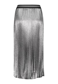 Falda plisada de color plateado metálico con una cinturilla negra ajustada que presenta dos finas franjas blancas, de longitud hasta la rodilla, textura suave y acabado brillante.