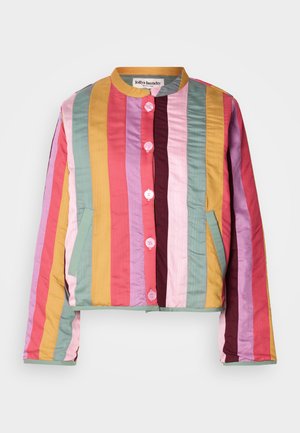 Flerfarget stripete jakke med horisontale striper i rosa, lilla, grønn, gul og kastanje. Enfarge foran med knapper og sidelommer.