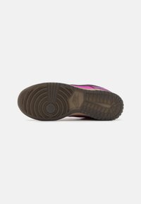 Nike Sportswear DUNK - Tenisky - viotech/black/hot fuchsia/khaki