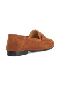 Bruine suède instapper met een lage, zwarte rubberen hak en een klassiek ontwerp. Kenmerken zijn een gestikte neus en slip-on stijl. Gladde afwerking.