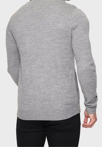Maglione grigio lavorato a maglia con collo rotondo, maniche lunghe e spacchi laterali. Tessuto morbido e vestibilità casual.