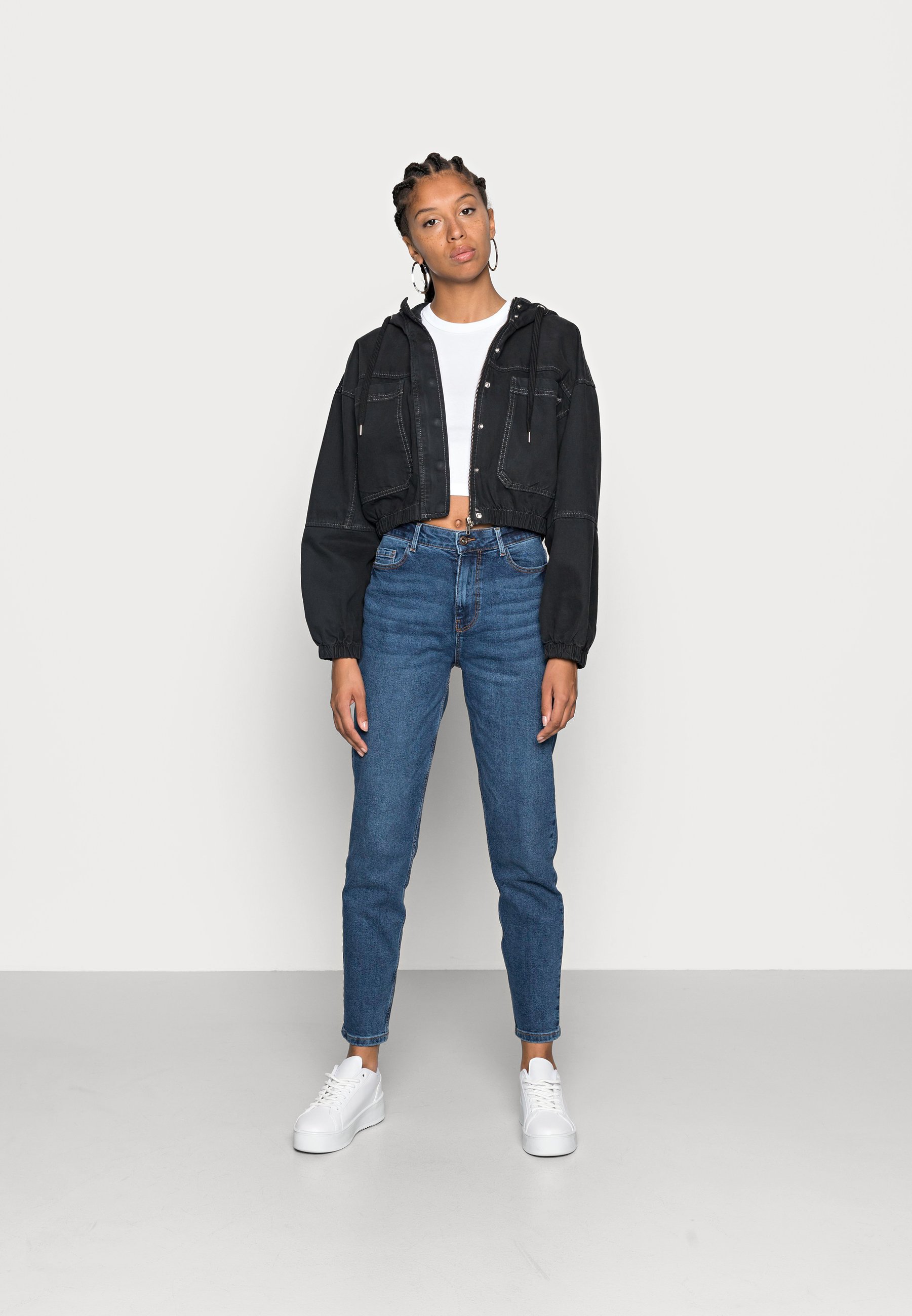 Pieces PCKESIA MOM - Laisvo kirpimo džinsai - dark blue denim/tamsiai  mėlynų džinsų - Zalando.lt