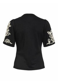 Μαύρο πουκάμισο με κοντά μανίκια και φουσκωτά μανίκια με λευκή κεντητή floral διακόσμηση σε κάθε μανίκι, εμφανίζεται από πίσω.