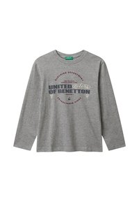 Szara koszulka z długim rękawem, wykonana z bawełny, z okrągłym dekoltem i nadrukowanym tekstem w wielu kolorach: "UNITED colors OF BENETTON" z dekoracyjnymi akcentami.