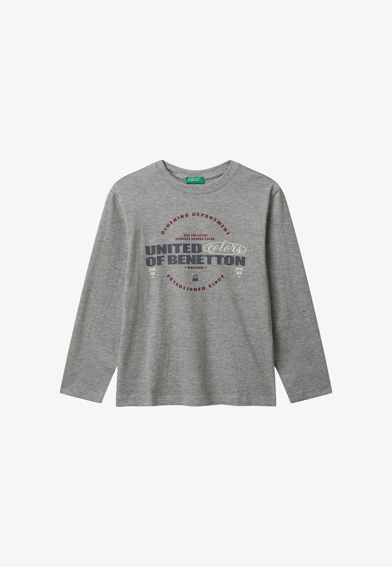 Szara koszulka z długim rękawem, wykonana z bawełny, z okrągłym dekoltem i nadrukowanym tekstem w wielu kolorach: "UNITED colors OF BENETTON" z dekoracyjnymi akcentami.