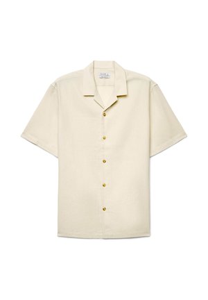 Camicia beige a maniche corte con colletto alla moda e cinque bottoni marroni visibili sul davanti.