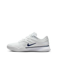 Weißer Sportschuh mit einem strukturierten Mesh-Obermaterial, navyblauen Akzenten und einer gepolsterten Sohle mit einem rutschfesten Muster. Schnürsenkel in das Design integriert.