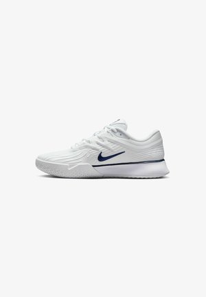Baskets de sport blanches avec une tige en maille texturée, des accents bleu marine et une semelle rembourrée avec un grip à motifs. Lacets intégrés au design.