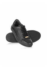 Czarne skórzane sneakersy z teksturowanym wykończeniem, okrągłym noskiem, sznurowanym przodem i złotymi akcentami po bokach. Guma podeszwy w wzór rybiej ości.