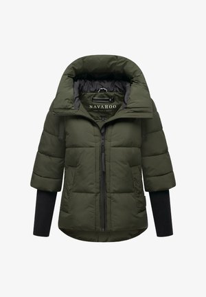 Puhasta jakna temno zelene barve z visokim ovratnikom in kratkimi rokavi. Ima osrednji zadrgo, črno notranjo oblogo in črno rebraste manšete.