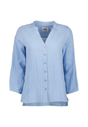 Hellblaue Bluse mit langen Ärmeln, abgerundetem Kragen, Knopfleiste vorne und leicht strukturierter Stoff.