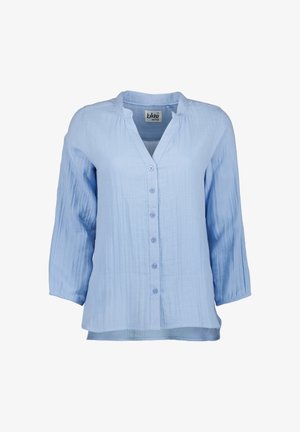 Blouse à manches longues bleu clair avec col rond, fermeture boutonnée à l'avant et tissu légèrement texturé.