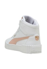 Witte hoge sneakers met een licht perzikkleurige Puma-streep en logo, met een gestructureerde zool en een gevoerde kraag, gezien vanuit de rechterachterzijde.