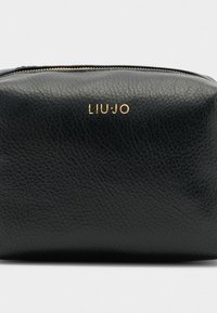 Borsa cosmetica in pelle nera con chiusura a zip, superficie testurizzata e logo dorato "LIUJO" sul fronte, forma rettangolare e design compatto.
