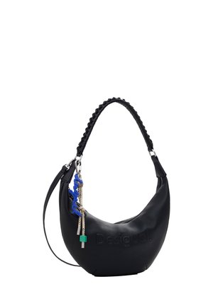 Sac à main noir en forme de croissant avec poignée tressée, bandoulière, nom de marque embossé et breloques décoratives bleues et beiges suspendues à la poignée.