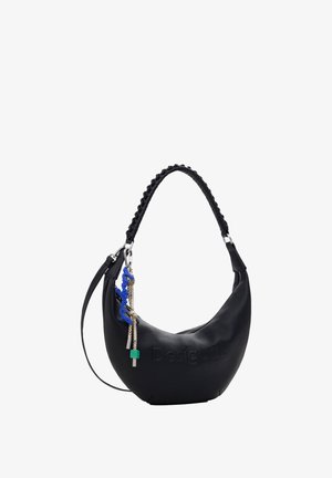 Sac à main noir en forme de croissant avec poignée tressée, bandoulière, nom de marque embossé et breloques décoratives bleues et beiges suspendues à la poignée.
