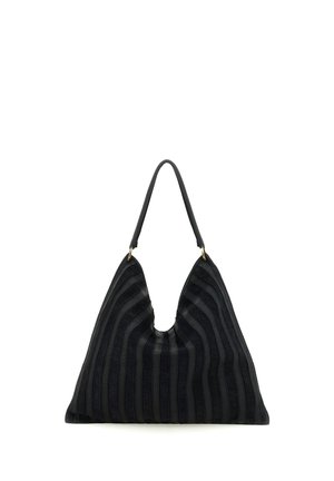 Borsa nera dalla forma triangolare con strisce verticali texturizzate, dotata di una singola tracolla fissata da anelli dorati.