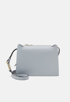 Sac bandoulière rectangulaire bleu clair avec une bandoulière amovible, doté de ferrures dorées et d’une fermeture éclair supérieure.