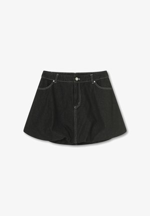 Fustă balon din denim negru cu buzunare frontale, bucle pentru curea, închidere cu nasturi și cusături albe vizibile pe fundal alb.