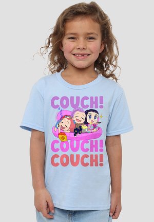 Lächendes Kind mit lockigem Haar trägt hellblaues Hemd mit drei Cartoon-Charakteren, die auf einem pinkfarbenen Sofa entspannen, mit dem Text "COUCH! COUCH! COUCH!"