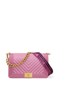 Borsa a tracolla in pelle trapuntata rosa con hardware in metallo dorato e una tracolla rosa con lettering nero. Presenta un design a zigzag testurizzato e dettagli con logo.