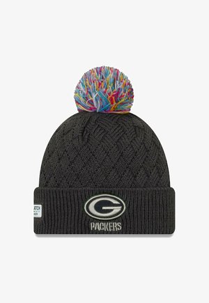 Schwarze Strickmütze mit strukturiertem Muster, versehen mit einem mehrfarbigen Pompon oben und einem grünen und weißen Logopatch, auf dem "PACKERS" steht.