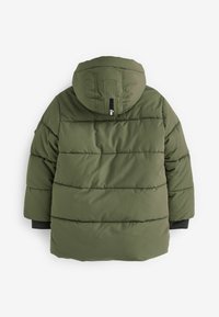 Giacca imbottita di colore verde oliva con cappuccio. Presenta cuciture orizzontali, polsini elasticizzati e una cerniera al collo, offrendo calore e copertura.