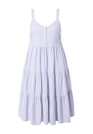 Lyslilla kjole med tynde hvide lodrette striber, justerbare spaghetti-stropper, knaplukning fortil og lagdelt flæse i kanten. Blødt bomuldsstof.