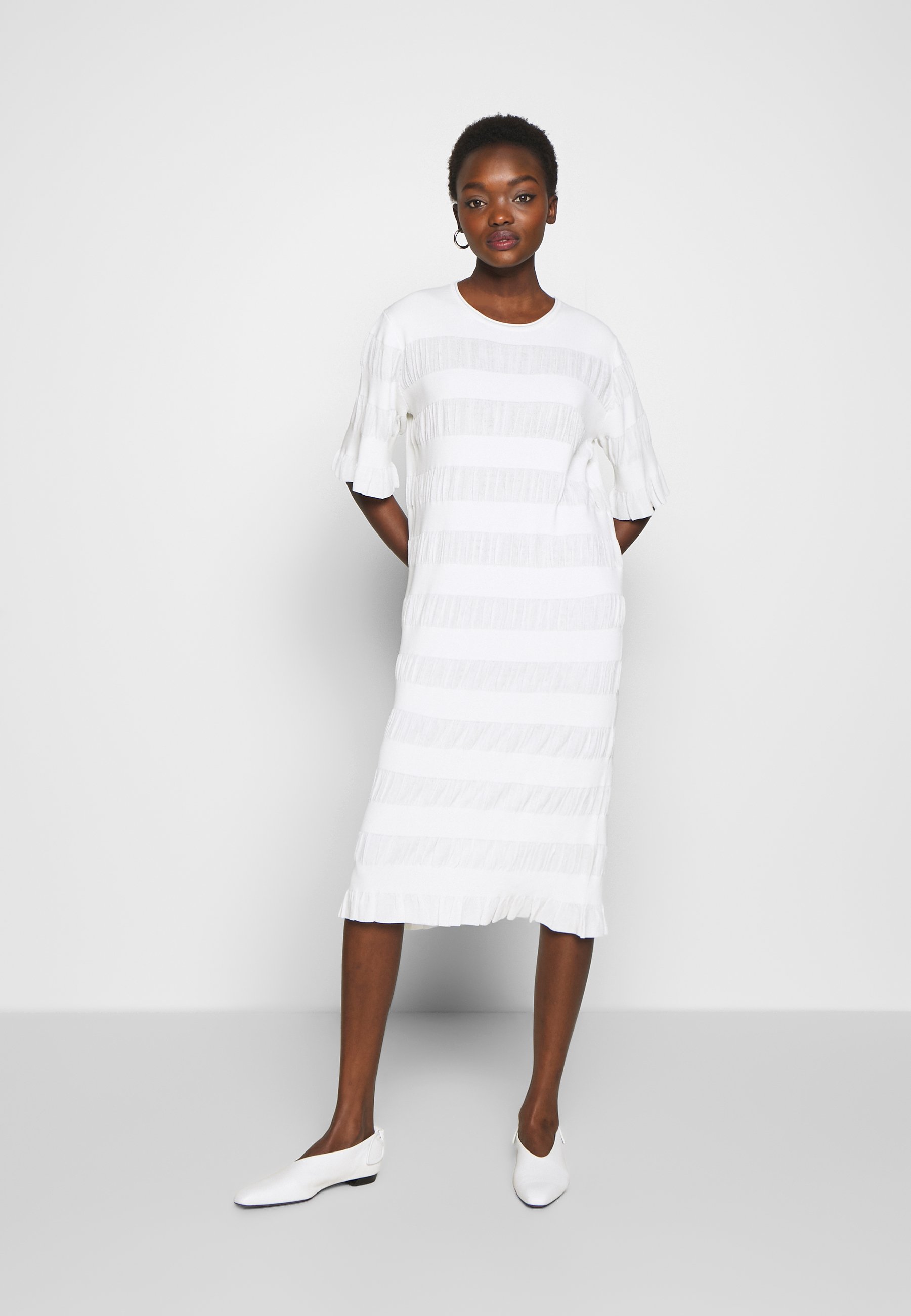 By Malene Birger HELOSIS Stickad klänning soft white By Malene Birger HELOSIS Stickad klänning soft white