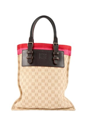 Beige tote-taske med lysebrunt mønster, rød og lyserød stofkant, mørkebrune læderhåndtag og spærdetaljer.
