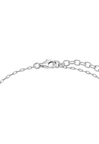 Collana d'argento con un delicato design a catena a maglie, dotata di chiusura a gancio. La catena è liscia con una finitura lucida e maglie circolari.