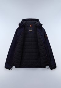 Marineblauwe jas met een capuchon, voorzien van een gevoerde binnenkant met een gewatteerde textuur, oranje accent op de kraag en zijzakken.