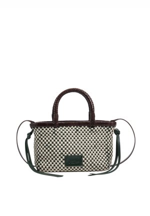 Mała prostokątna pleciona torebka z czarno-białym wzorem w kratę, ciemnymi plecionymi rączkami i naszywką z przodu.