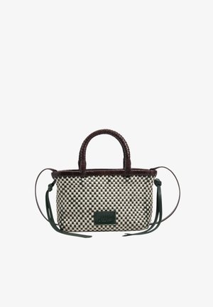 Pequeño bolso rectangular tejido con patrón a cuadros en blanco y negro, asas trenzadas oscuras y una etiqueta en el frente.