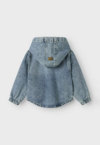 Svetr iz svetlo modrega denima z kapuco, elastičnimi zapestji in strgani robom. Ima majhno oznako na zadnji strani blizu vratu.