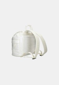 Zaino bianco con una texture morbida e lucida e un design imbottito. Presenta due spallacci regolabili e una maniglia superiore per il trasporto.