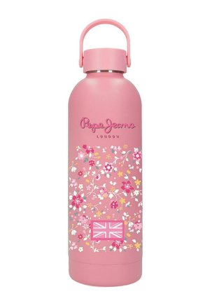 Botella de agua metálica rosa con patrón floral, logo de "Pepe Jeans London" y una pequeña bandera británica cerca de la base, con tapa de asa en forma de bucle.