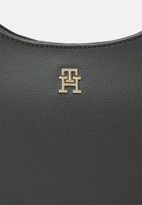 Tommy Hilfiger STAPLE SHOULDER BAG - Handtasche - grey line