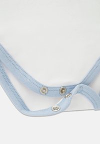 Weißer Body mit hellblauen Kanten, ausgestattet mit Druckknöpfen am unteren Teil. Glatter Baumwollstoff mit elastischem Halsausschnitt.