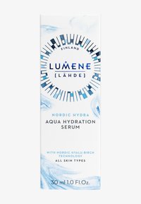 Lumene Nordic Hydra Aqua Hydration Serum emballage; hvid boks med blå marmorørte accenter, cirkulært logo og sort tekst, der angiver 30 ml indhold.