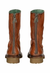 Brune læderknæhøje støvler med sidelukninger, strukturerede gummisåler og en kontrastfarvet grøn foring. Glat overflade på det øverste.
