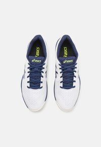 Bílé sportovní boty s námořnickými akcenty, texturovaný síťovaný svršek, modré tkaničky a logo Asics na jazyku v jasně zelené barvě.