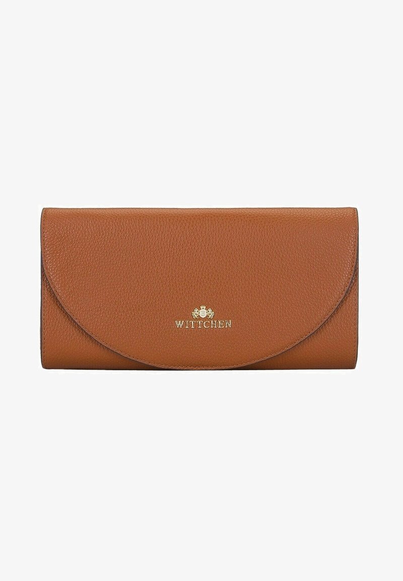 Portefeuille en cuir marron avec une finition texturée, présentant une fermeture à rabat, un accent logo doré et un design minimaliste.