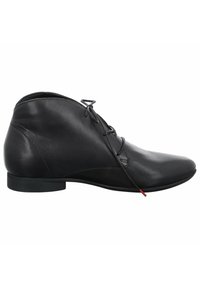Bottes de cheville en cuir noir avec un bout pointu, un talon plat et un laçage. Présente une texture lisse et des détails de couture subtils.