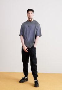 Jordan JORDAN FLIGHT ESSENTIALS 85 - T-shirts basic - iron grey