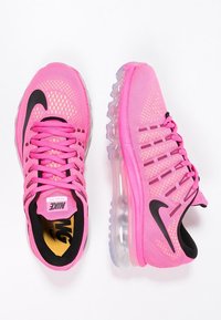 Les sneakers Nike Air Max 2016 présentent un dessus en mesh rose vif, des accents noirs et une semelle avec un amorti à air transparent.