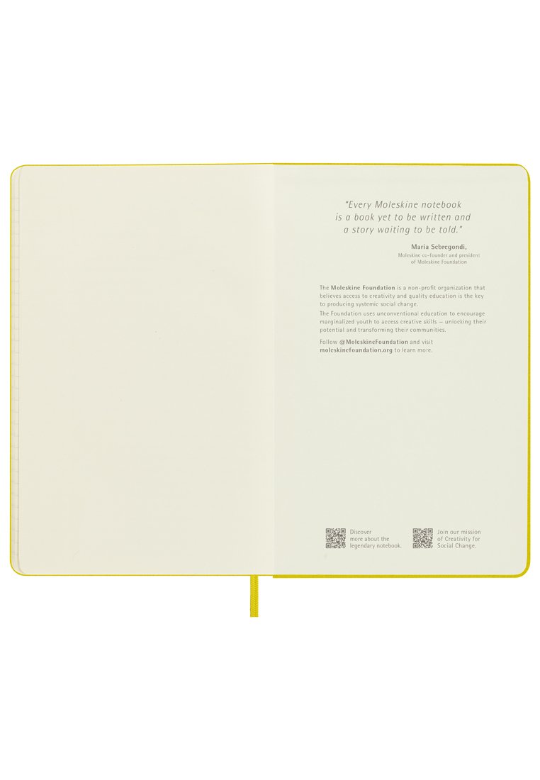 Weißes Notizbuch mit gelbem Rücken und Akzenten. Offen auf leeren Seiten, mit einem Zitat und QR-Codes auf der rechten Seite.